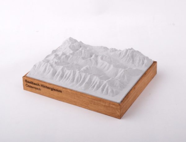 Dieses Bild zeigt ein Foto eines 3D Bergmodell oder Gebirgsmodell bzw. Landschaftsmodell vom Alpen-Skigebiet oder Berg Saalbach Hinterglemm. Inhaber: Bergreliefs.de-Shop. Bergreliefs fertigt Modell von Alpen, Berg und Gebirge sowie Gebirgsmodell, 3D Modell, Bergrelief und Bergmodell als Geschenkidee oder Souvenier.