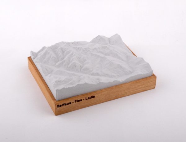 Dieses Bild zeigt ein Foto eines 3D Bergmodell oder Gebirgsmodell bzw. Landschaftsmodell vom Alpen-Skigebiet oder Berg Serfaus - Fiss - Ladis. Inhaber: Bergreliefs.de-Shop. Bergreliefs fertigt Modell von Alpen, Berg und Gebirge sowie Gebirgsmodell, 3D Modell, Bergrelief und Bergmodell als Geschenkidee oder Souvenier.