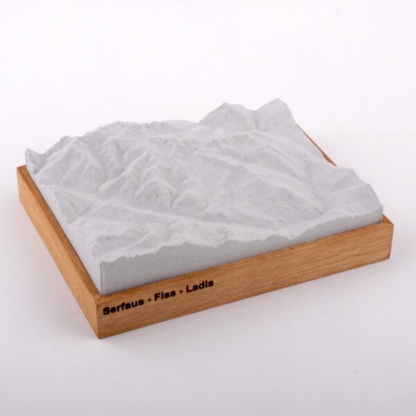 Dieses Bild zeigt ein Foto eines 3D Bergmodell oder Gebirgsmodell bzw. Landschaftsmodell vom Alpen-Skigebiet oder Berg Serfaus - Fiss - Ladis. Inhaber: Bergreliefs.de-Shop. Bergreliefs fertigt Modell von Alpen, Berg und Gebirge sowie Gebirgsmodell, 3D Modell, Bergrelief und Bergmodell als Geschenkidee oder Souvenier.