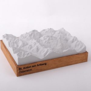 Dieses Bild zeigt ein Foto eines 3D Bergmodell oder Gebirgsmodell bzw. Landschaftsmodell vom Alpen-Skigebiet oder Berg St. Anton am Arlberg. Inhaber: Bergreliefs.de-Shop. Bergreliefs fertigt Modell von Alpen, Berg und Gebirge sowie Gebirgsmodell, 3D Modell, Bergrelief und Bergmodell als Geschenkidee oder Souvenier.
