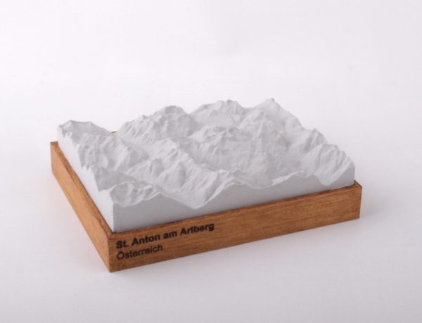Dieses Bild zeigt ein Foto eines 3D Bergmodell oder Gebirgsmodell bzw. Landschaftsmodell vom Alpen-Skigebiet oder Berg St. Anton am Arlberg. Inhaber: Bergreliefs.de-Shop. Bergreliefs fertigt Modell von Alpen, Berg und Gebirge sowie Gebirgsmodell, 3D Modell, Bergrelief und Bergmodell als Geschenkidee oder Souvenier.