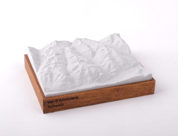 Dieses Bild zeigt ein Foto eines 3D Bergmodell oder Gebirgsmodell bzw. Landschaftsmodell vom Alpen-Skigebiet oder Berg Val D'Anniviers. Inhaber: Bergreliefs.de-Shop. Bergreliefs fertigt Modell von Alpen, Berg und Gebirge sowie Gebirgsmodell, 3D Modell, Bergrelief und Bergmodell als Geschenkidee oder Souvenier.