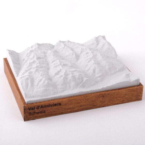 Dieses Bild zeigt ein Foto eines 3D Bergmodell oder Gebirgsmodell bzw. Landschaftsmodell vom Alpen-Skigebiet oder Berg Val D'Anniviers. Inhaber: Bergreliefs.de-Shop. Bergreliefs fertigt Modell von Alpen, Berg und Gebirge sowie Gebirgsmodell, 3D Modell, Bergrelief und Bergmodell als Geschenkidee oder Souvenier.