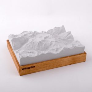 Dieses Bild zeigt ein Foto eines 3D Bergmodell oder Gebirgsmodell bzw. Landschaftsmodell vom Alpen-Skigebiet oder Berg Wildspitze. Inhaber: Bergreliefs.de-Shop. Bergreliefs fertigt Modell von Alpen, Berg und Gebirge sowie Gebirgsmodell, 3D Modell, Bergrelief und Bergmodell als Geschenkidee oder Souvenier.
