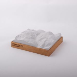 Dieses Bild zeigt ein Foto eines 3D Bergmodell oder Gebirgsmodell bzw. Landschaftsmodell vom Alpen-Skigebiet oder Berg Feldberg im Schwarzwald. Inhaber: Bergreliefs.de-Shop. Bergreliefs fertigt Modell von Alpen, Berg und Gebirge sowie Gebirgsmodell, 3D Modell, Bergrelief und Bergmodell als Geschenkidee oder Souvenier.