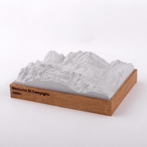 Dieses Bild zeigt ein Foto eines 3D Bergmodell oder Gebirgsmodell bzw. Landschaftsmodell vom Alpen-Skigebiet Madonna Di Campiglio. Inhaber: Bergreliefs.de-Shop. Bergreliefs fertigt Modell von Alpen, Berg und Gebirge sowie Gebirgsmodell, 3D Modell, Bergrelief und Bergmodell als Geschenkidee oder Souvenier.