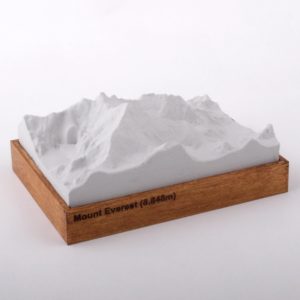 Dieses Bild zeigt ein Foto eines 3D Bergmodell oder Gebirgsmodell bzw. Landschaftsmodell vom Berg Mount Everest. Inhaber: Bergreliefs.de-Shop. Bergreliefs fertigt Modell von Alpen, Berg und Gebirge sowie Gebirgsmodell, 3D Modell, Bergrelief und Bergmodell als Geschenkidee oder Souvenier.