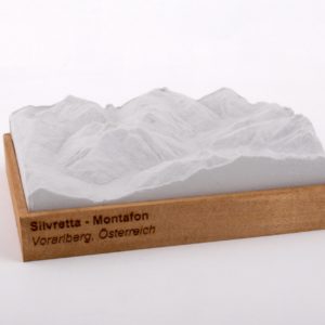 Dieses Bild zeigt ein Foto eines 3D Bergmodell oder Gebirgsmodell bzw. Landschaftsmodell vom Alpen-Skigebiet Silvretta - Montafon. Inhaber: Bergreliefs.de-Shop. Bergreliefs fertigt Modell von Alpen, Berg und Gebirge sowie Gebirgsmodell, 3D Modell, Bergrelief und Bergmodell.
