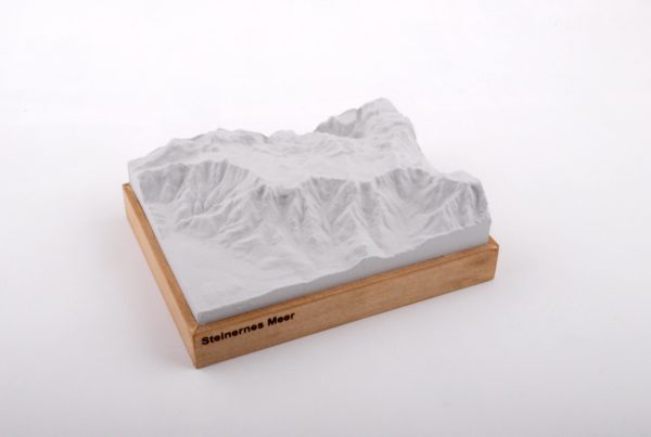 Dieses Bild zeigt ein Foto eines 3D Bergmodell oder Gebirgsmodell bzw. Landschaftsmodell vom Alpen-Skigebiet Steinernes Meer - Rinderberg. Inhaber: Bergreliefs.de-Shop. Bergreliefs fertigt Modell von Alpen, Berg und Gebirge sowie Gebirgsmodell, 3D Modell, Bergrelief und Bergmodell.