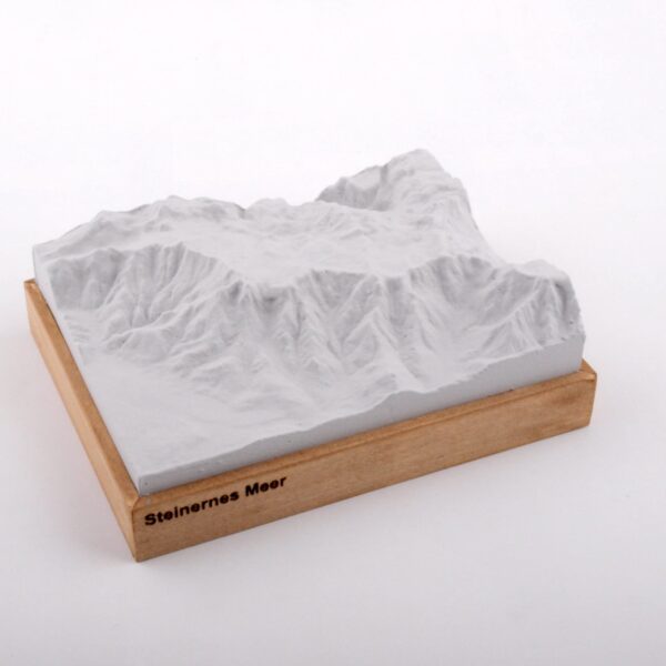 Dieses Bild zeigt ein Foto eines 3D Bergmodell oder Gebirgsmodell bzw. Landschaftsmodell vom Alpen-Skigebiet Steinernes Meer - Rinderberg. Inhaber: Bergreliefs.de-Shop. Bergreliefs fertigt Modell von Alpen, Berg und Gebirge sowie Gebirgsmodell, 3D Modell, Bergrelief und Bergmodell.
