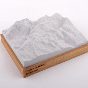 Dieses Bild zeigt ein Foto eines 3D Bergmodell oder Gebirgsmodell bzw. Landschaftsmodell vom Triglav. Inhaber: Bergreliefs.de-Shop. Bergreliefs fertigt Modell von Alpen, Berg und Gebirge sowie Gebirgsmodell, 3D Modell, Bergrelief und Bergmodell.