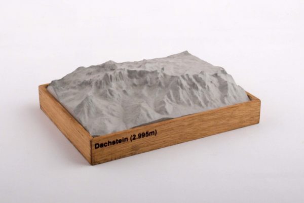 Dieses Bild zeigt ein Foto eines 3D Bergmodell oder Gebirgsmodell bzw. Landschaftsmodell vom Alpen-Skigebiet oder Berg Dachstein. Inhaber: Bergreliefs.de-Shop. Bergreliefs fertigt Modell von Alpen, Berg und Gebirge sowie Gebirgsmodell, 3D Modell, Bergrelief und Bergmodell als Geschenkidee oder Souvenier. Bergrelief mit Gravur