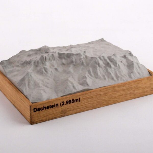 Dieses Bild zeigt ein Foto eines 3D Bergmodell oder Gebirgsmodell bzw. Landschaftsmodell vom Alpen-Skigebiet oder Berg Dachstein. Inhaber: Bergreliefs.de-Shop. Bergreliefs fertigt Modell von Alpen, Berg und Gebirge sowie Gebirgsmodell, 3D Modell, Bergrelief und Bergmodell als Geschenkidee oder Souvenier. Bergrelief mit Gravur