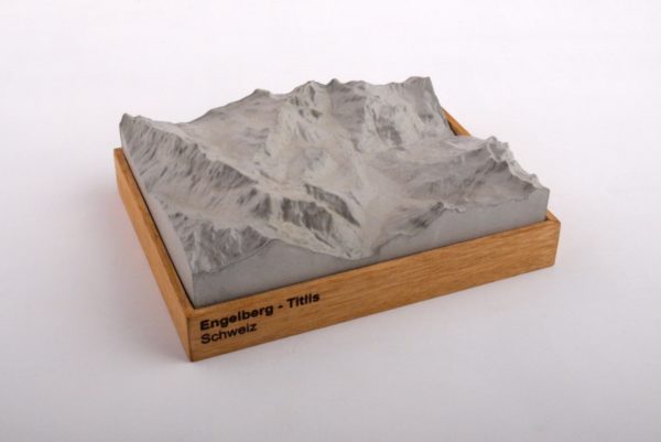 Dieses Bild zeigt ein Foto eines 3D Bergmodell oder Gebirgsmodell bzw. Landschaftsmodell vom Alpen-Skigebiet oder Berg Engelbert - Titlis. Inhaber: Bergreliefs.de-Shop. Bergreliefs fertigt Modell von Alpen, Berg und Gebirge sowie Gebirgsmodell, 3D Modell, Bergrelief und Bergmodell als Geschenkidee oder Souvenier.