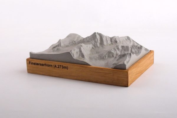 Dieses Bild zeigt ein Foto eines 3D Bergmodell oder Gebirgsmodell bzw. Landschaftsmodell vom Alpen-Skigebiet oder Berg Finsteraarhorn. Inhaber: Bergreliefs.de-Shop. Bergreliefs fertigt Modell von Alpen, Berg und Gebirge sowie Gebirgsmodell, 3D Modell, Bergrelief und Bergmodell als Geschenkidee oder Souvenier.