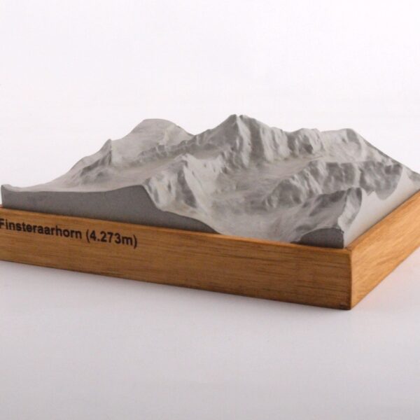 Dieses Bild zeigt ein Foto eines 3D Bergmodell oder Gebirgsmodell bzw. Landschaftsmodell vom Alpen-Skigebiet oder Berg Finsteraarhorn. Inhaber: Bergreliefs.de-Shop. Bergreliefs fertigt Modell von Alpen, Berg und Gebirge sowie Gebirgsmodell, 3D Modell, Bergrelief und Bergmodell als Geschenkidee oder Souvenier.