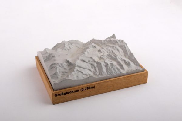 Dieses Bild zeigt ein Foto eines 3D Bergmodell oder Gebirgsmodell bzw. Landschaftsmodell vom Alpen-Skigebiet oder Berg Grossglockner. Inhaber: Bergreliefs.de-Shop. Bergreliefs fertigt Modell von Alpen, Berg und Gebirge sowie Gebirgsmodell, 3D Modell, Bergrelief und Bergmodell als Geschenkidee oder Souvenier.