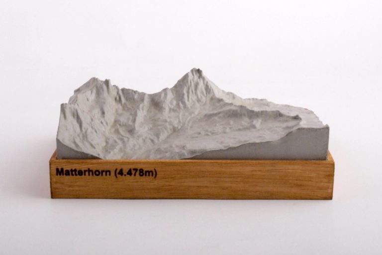 Dieses Bild zeigt ein Foto eines 3D Bergmodell oder Gebirgsmodell bzw. Landschaftsmodell vom Alpen-Skigebiet oder Berg Matterhorn. Inhaber: Bergreliefs.de-Shop. Bergreliefs fertigt Modell von Alpen, Berg und Gebirge sowie Gebirgsmodell, 3D Modell, Bergrelief und Bergmodell als Geschenkidee oder Souvenier.