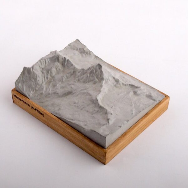 Dieses Bild zeigt ein Foto eines 3D Bergmodell oder Gebirgsmodell bzw. Landschaftsmodell vom Alpen-Skigebiet oder Berg Matterhorn. Inhaber: Bergreliefs.de-Shop. Bergreliefs fertigt Modell von Alpen, Berg und Gebirge sowie Gebirgsmodell, 3D Modell, Bergrelief und Bergmodell als Geschenkidee oder Souvenier.