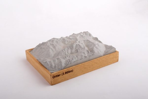 Dieses Bild zeigt ein Foto eines 3D Bergmodell oder Gebirgsmodell bzw. Landschaftsmodell vom Alpen-Skigebiet oder Berg Ortler. Inhaber: Bergreliefs.de-Shop. Bergreliefs fertigt Modell von Alpen, Berg und Gebirge sowie Gebirgsmodell, 3D Modell, Bergrelief und Bergmodell als Geschenkidee oder Souvenier.