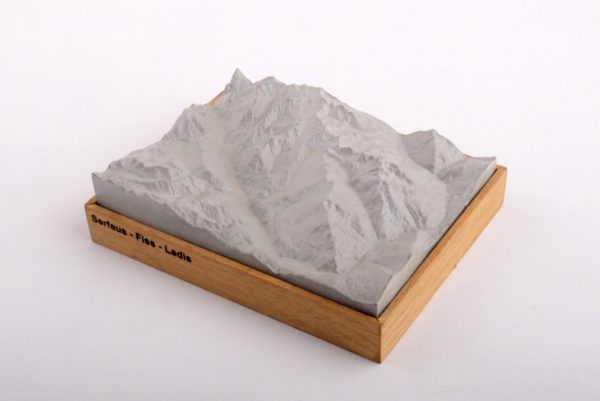 Dieses Bild zeigt ein Foto eines 3D Bergmodell oder Gebirgsmodell bzw. Landschaftsmodell vom Alpen-Skigebiet oder Berg Serfaus. Inhaber: Bergreliefs.de-Shop. Bergreliefs fertigt Modell von Alpen, Berg und Gebirge sowie Gebirgsmodell, 3D Modell, Bergrelief und Bergmodell als Geschenkidee oder Souvenier.