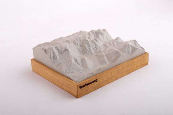 Dieses Bild zeigt ein Foto eines 3D Bergmodell oder Gebirgsmodell bzw. Landschaftsmodell vom Alpen-Skigebiet oder Berg Werfenweng. Inhaber: Bergreliefs.de-Shop. Bergreliefs fertigt Modell von Alpen, Berg und Gebirge sowie Gebirgsmodell, 3D Modell, Bergrelief und Bergmodell als Geschenkidee oder Souvenir.