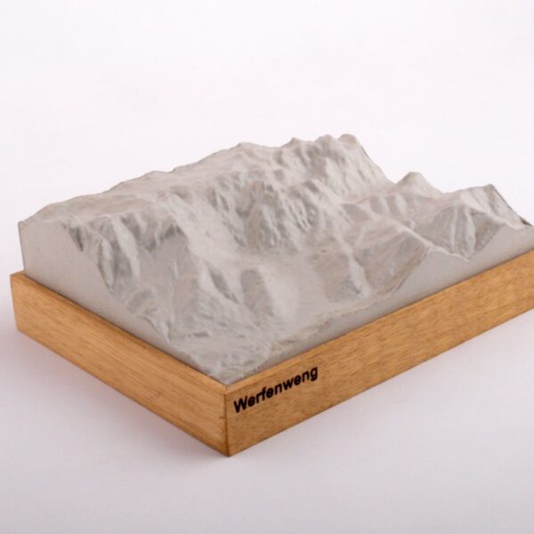 Dieses Bild zeigt ein Foto eines 3D Bergmodell oder Gebirgsmodell bzw. Landschaftsmodell vom Alpen-Skigebiet oder Berg Werfenweng. Inhaber: Bergreliefs.de-Shop. Bergreliefs fertigt Modell von Alpen, Berg und Gebirge sowie Gebirgsmodell, 3D Modell, Bergrelief und Bergmodell als Geschenkidee oder Souvenir.