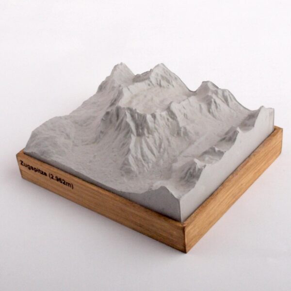 Dieses Bild zeigt ein Foto eines 3D Bergmodell oder Gebirgsmodell bzw. Landschaftsmodell vom Alpen-Skigebiet oder Berg Zugspitze. Inhaber: Bergreliefs.de-Shop. Bergreliefs fertigt Modell von Alpen, Berg und Gebirge sowie Gebirgsmodell, 3D Modell, Bergrelief und Bergmodell als Geschenkidee oder Souvenier.