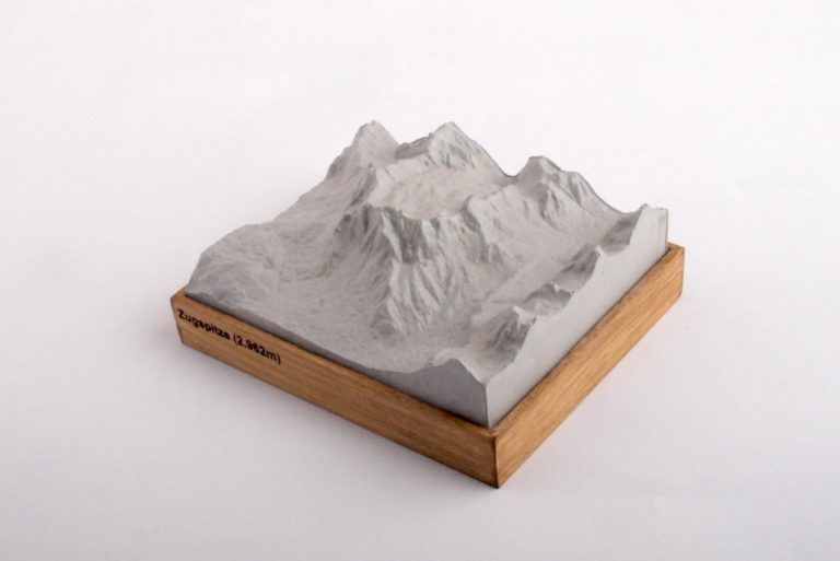 Dieses Bild zeigt ein Foto eines 3D Bergmodell oder Gebirgsmodell bzw. Landschaftsmodell vom Alpen-Skigebiet oder Berg Zugspitze. Inhaber: Bergreliefs.de-Shop. Bergreliefs fertigt Modell von Alpen, Berg und Gebirge sowie Gebirgsmodell, 3D Modell, Bergrelief und Bergmodell als Geschenkidee oder Souvenier.
