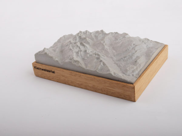 Dieses Bild zeigt ein Foto eines 3D Bergmodell oder Gebirgsmodell bzw. Landschaftsmodell vom Alpen-Skigebiet oder Berg Kleinwalsertal. Inhaber: Bergreliefs.de-Shop. Bergreliefs fertigt Modell von Alpen, Berg und Gebirge sowie Gebirgsmodell, 3D Modell, Bergrelief und Bergmodell als Geschenkidee oder Souvenir.