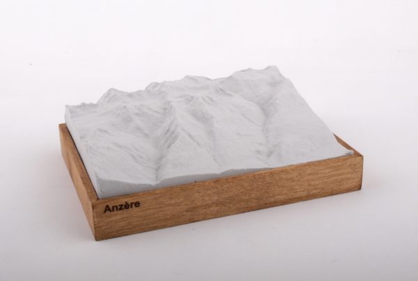 Dieses Bild zeigt ein Foto eines 3D Bergmodell oder Gebirgsmodell bzw. Landschaftsmodell vom Alpen-Skigebiet oder Berg Anzere. Inhaber: Bergreliefs.de-Shop. Bergreliefs fertigt Modell von Alpen, Berg und Gebirge sowie Gebirgsmodell, 3D Modell, Bergrelief und Bergmodell als Geschenkidee oder Souvenir.