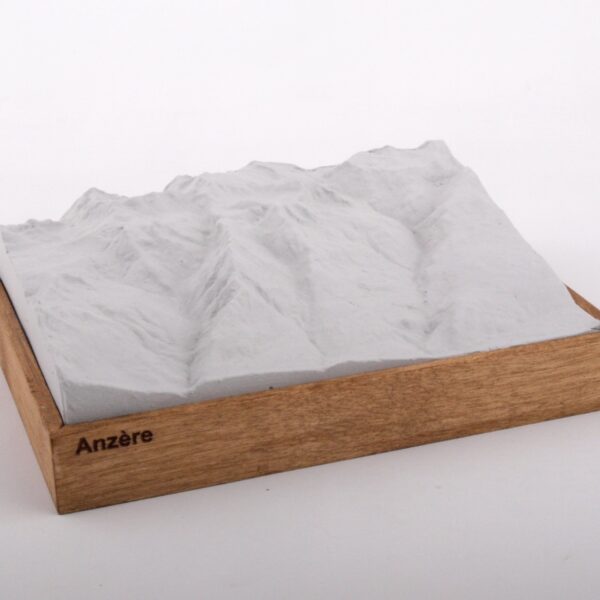 Dieses Bild zeigt ein Foto eines 3D Bergmodell oder Gebirgsmodell bzw. Landschaftsmodell vom Alpen-Skigebiet oder Berg Anzere. Inhaber: Bergreliefs.de-Shop. Bergreliefs fertigt Modell von Alpen, Berg und Gebirge sowie Gebirgsmodell, 3D Modell, Bergrelief und Bergmodell als Geschenkidee oder Souvenir.
