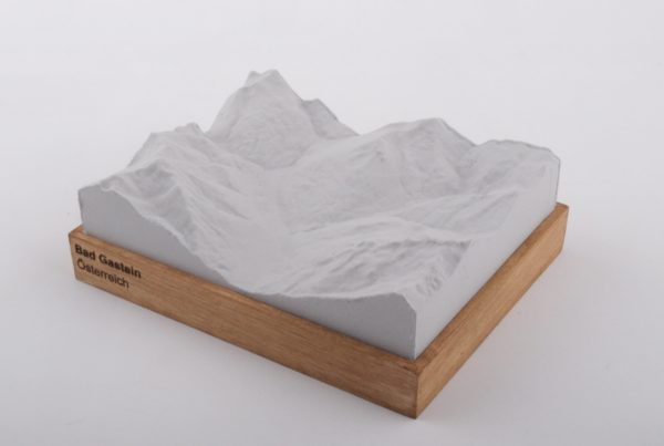 Dieses Bild zeigt ein Foto eines 3D Bergmodell oder Gebirgsmodell bzw. Landschaftsmodell vom Alpen-Skigebiet oder Berg Bad Gastein. Inhaber: Bergreliefs.de-Shop. Bergreliefs fertigt Modell von Alpen, Berg und Gebirge sowie Gebirgsmodell, 3D Modell, Bergrelief und Bergmodell als Geschenkidee oder Souvenir.