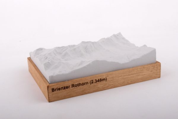 Dieses Bild zeigt ein Foto eines 3D Bergmodell oder Gebirgsmodell bzw. Landschaftsmodell vom Alpen-Skigebiet oder Brienzer Rothorn. Inhaber: Bergreliefs.de-Shop. Bergreliefs fertigt Modell von Alpen, Berg und Gebirge sowie Gebirgsmodell, 3D Modell, Bergrelief und Bergmodell als Geschenkidee oder Souvenir.