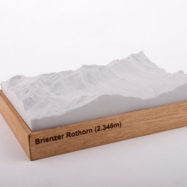 Dieses Bild zeigt ein Foto eines 3D Bergmodell oder Gebirgsmodell bzw. Landschaftsmodell vom Alpen-Skigebiet oder Brienzer Rothorn. Inhaber: Bergreliefs.de-Shop. Bergreliefs fertigt Modell von Alpen, Berg und Gebirge sowie Gebirgsmodell, 3D Modell, Bergrelief und Bergmodell als Geschenkidee oder Souvenir.