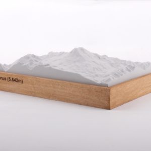 Dieses Bild zeigt ein Foto eines 3D Bergmodell oder Gebirgsmodell bzw. Landschaftsmodell vom Alpen-Skigebiet oder Elbrus. Inhaber: Bergreliefs.de-Shop. Bergreliefs fertigt Modell von Alpen, Berg und Gebirge sowie Gebirgsmodell, 3D Modell, Bergrelief und Bergmodell als Geschenkidee oder Souvenir.
