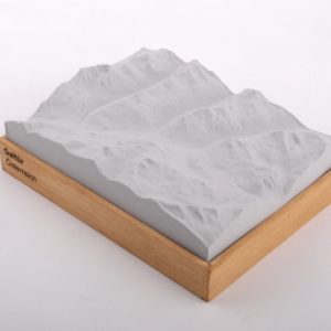 Dieses Bild zeigt ein Foto eines 3D Bergmodell oder Gebirgsmodell bzw. Landschaftsmodell vom Alpen-Skigebiet oder Berg Galtür. Inhaber: Bergreliefs.de-Shop. Bergreliefs fertigt Modell von Alpen, Berg und Gebirge sowie Gebirgsmodell, 3D Modell, Bergrelief und Bergmodell als Geschenkidee oder Souvenir.