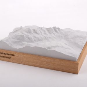 Dieses Bild zeigt ein Foto eines 3D Bergmodell oder Gebirgsmodell bzw. Landschaftsmodell vom Alpen-Skigebiet oder Berg Gosaukamm. Inhaber: Bergreliefs.de-Shop. Bergreliefs fertigt Modell von Alpen, Berg und Gebirge sowie Gebirgsmodell, 3D Modell, Bergrelief und Bergmodell als Geschenkidee oder Souvenir.