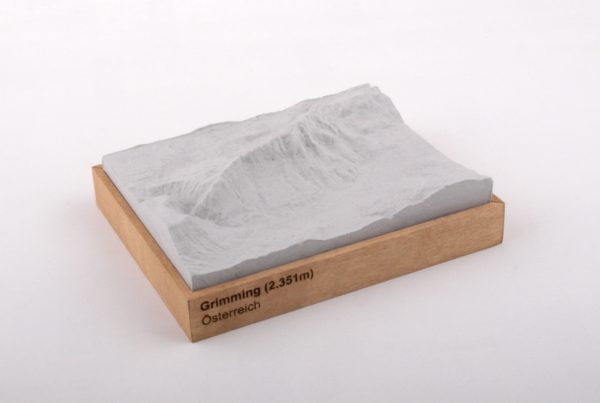 Dieses Bild zeigt ein Foto eines 3D Bergmodell oder Gebirgsmodell bzw. Landschaftsmodell vom Alpen-Skigebiet oder Berg Grimming. Inhaber: Bergreliefs.de-Shop. Bergreliefs fertigt Modell von Alpen, Berg und Gebirge sowie Gebirgsmodell, 3D Modell, Bergrelief und Bergmodell als Geschenkidee oder Souvenir.