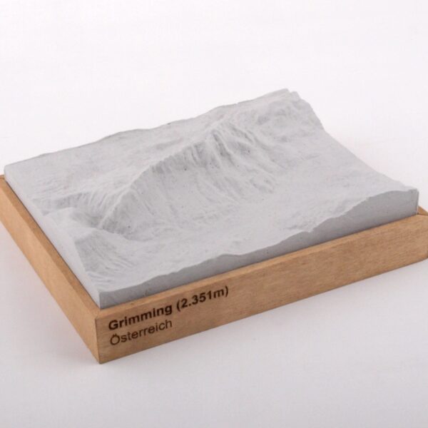 Dieses Bild zeigt ein Foto eines 3D Bergmodell oder Gebirgsmodell bzw. Landschaftsmodell vom Alpen-Skigebiet oder Berg Grimming. Inhaber: Bergreliefs.de-Shop. Bergreliefs fertigt Modell von Alpen, Berg und Gebirge sowie Gebirgsmodell, 3D Modell, Bergrelief und Bergmodell als Geschenkidee oder Souvenir.