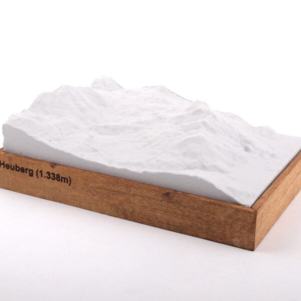 Dieses Bild zeigt ein Foto eines 3D Bergmodell oder Gebirgsmodell bzw. Landschaftsmodell vom Alpen-Skigebiet oder Berg Heuberg. Inhaber: Bergreliefs.de-Shop. Bergreliefs fertigt Modell von Alpen, Berg und Gebirge sowie Gebirgsmodell, 3D Modell, Bergrelief und Bergmodell als Geschenkidee oder Souvenir.
