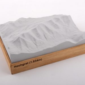 Dieses Bild zeigt ein Foto eines 3D Bergmodell oder Gebirgsmodell bzw. Landschaftsmodell vom Alpen-Skigebiet oder Berg Hochgrat. Inhaber: Bergreliefs.de-Shop. Bergreliefs fertigt Modell von Alpen, Berg und Gebirge sowie Gebirgsmodell, 3D Modell, Bergrelief und Bergmodell als Geschenkidee oder Souvenir.
