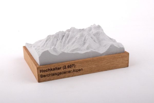 Dieses Bild zeigt ein Foto eines 3D Bergmodell oder Gebirgsmodell bzw. Landschaftsmodell vom Alpen-Skigebiet oder Berg Hochkalter. Inhaber: Bergreliefs.de-Shop. Bergreliefs fertigt Modell von Alpen, Berg und Gebirge sowie Gebirgsmodell, 3D Modell, Bergrelief und Bergmodell als Geschenkidee oder Souvenir.