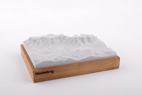 Dieses Bild zeigt ein Foto eines 3D Bergmodell oder Gebirgsmodell bzw. Landschaftsmodell vom Alpen-Skigebiet oder Berg Hochkönig. Inhaber: Bergreliefs.de-Shop. Bergreliefs fertigt Modell von Alpen, Berg und Gebirge sowie Gebirgsmodell, 3D Modell, Bergrelief und Bergmodell als Geschenkidee oder Souvenir.