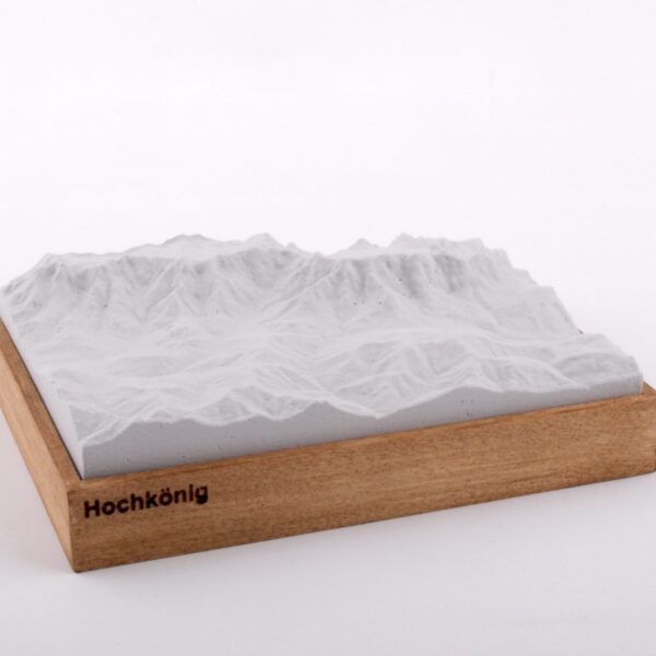 Dieses Bild zeigt ein Foto eines 3D Bergmodell oder Gebirgsmodell bzw. Landschaftsmodell vom Alpen-Skigebiet oder Berg Hochkönig. Inhaber: Bergreliefs.de-Shop. Bergreliefs fertigt Modell von Alpen, Berg und Gebirge sowie Gebirgsmodell, 3D Modell, Bergrelief und Bergmodell als Geschenkidee oder Souvenir.