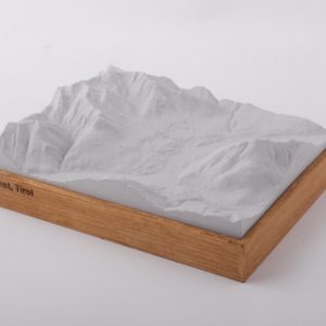 Dieses Bild zeigt ein Foto eines 3D Bergmodell oder Gebirgsmodell bzw. Landschaftsmodell vom Alpen-Skigebiet oder Berg Imst. Inhaber: Bergreliefs.de-Shop. Bergreliefs fertigt Modell von Alpen, Berg und Gebirge sowie Gebirgsmodell, 3D Modell, Bergrelief und Bergmodell als Geschenkidee oder Souvenir.
