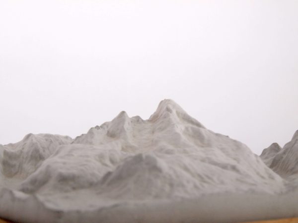 Dieses Bild zeigt ein Foto eines 3D Bergmodell oder Gebirgsmodell bzw. Landschaftsmodell vom Alpen-Skigebiet oder Berg Watzmann. Inhaber: Bergreliefs.de-Shop. Bergreliefs fertigt Modell von Alpen, Berg und Gebirge sowie Gebirgsmodell, 3D Modell, Bergrelief und Bergmodell als Geschenkidee oder Souvenier.