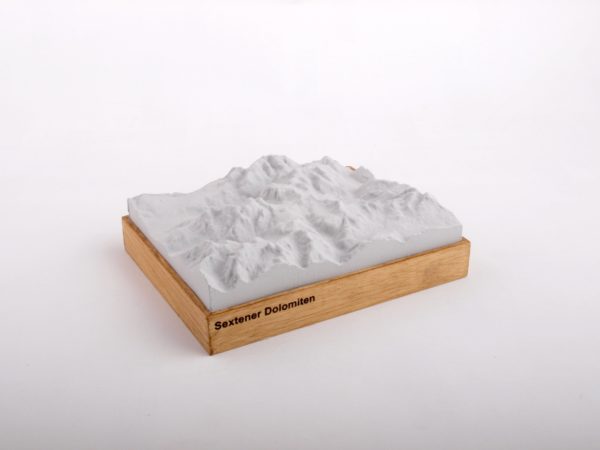 Dieses Bild zeigt ein Foto eines 3D Bergmodell oder Gebirgsmodell bzw. Landschaftsmodell vom Alpen-Skigebiet oder Berg Sextener Dolomiten - 3 Zinnen. Inhaber: Bergreliefs.de-Shop. Bergreliefs fertigt Modell von Alpen, Berg und Gebirge sowie Gebirgsmodell, 3D Modell, Bergrelief und Bergmodell als Geschenkidee oder Souvenir.