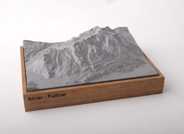 Dieses Bild zeigt ein Foto eines 3D Bergmodell oder Gebirgsmodell bzw. Landschaftsmodell vom Alpen-Skigebiet oder Berg Alvier - Fulfirst. Inhaber: Bergreliefs.de-Shop. Bergreliefs fertigt Modell von Alpen, Berg und Gebirge sowie Gebirgsmodell, 3D Modell, Bergrelief und Bergmodell als Geschenkidee oder Souvenir.