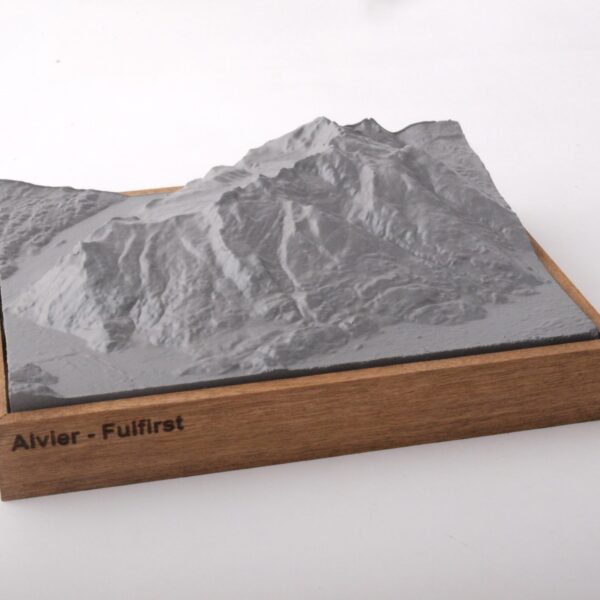 Dieses Bild zeigt ein Foto eines 3D Bergmodell oder Gebirgsmodell bzw. Landschaftsmodell vom Alpen-Skigebiet oder Berg Alvier - Fulfirst. Inhaber: Bergreliefs.de-Shop. Bergreliefs fertigt Modell von Alpen, Berg und Gebirge sowie Gebirgsmodell, 3D Modell, Bergrelief und Bergmodell als Geschenkidee oder Souvenir.